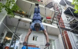 Antino Pansa, étudiant en cirque, s'entraîne dans la cour devant chez lui, le 6 juin 2020, à Montréal, au Canada