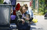 Des habitants d'Istanbul attendent dans la rue après un séisme suivi de plusieurs répliques, le 23 avril 2025