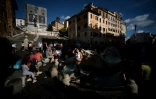 Des touristes devant la fontaine de Trevi en cours de restauration le 12 octobre 2015 à Rome