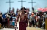 Un pénitent s'étant flagellé lors d'un crucifiement, le 14 avril 2017 près de San Fernando au nord de Manille