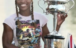 La légende Serena Williams brandit le trophée remporté à l'Open d'Australie sur les rives du fleuve Yarra à Melbourne, le 25 janvier 2003 