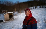 Engagée contre les éoliennes, l'éleveuse de rennes Sissel Stormo Holtan devant sa maison à Namdalseid, comté de Troendelag, en Norvège le 7 décembre 2021
