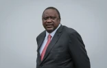 Le président kényan Uhuru Kenyatta attend l'arrivée du président zimbabwéen Emmerson Mnangagwa au State House à Nairobi, au Kenya, le 09 mars 2022