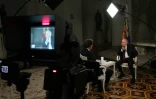 Le président russe Vladimir Poutine (d) lors d'une interview avec le journaliste américain Tucker Carlson, le 6 février 2024 au Kremlin, à Moscou