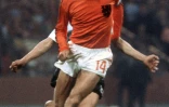 L'attaquant néerlandais Johan Cruyff contrôle le ballon face aux Allemands de l'Ouest lors du Mondial, le 7 juillet 1974 à Munich