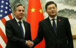 Le secrétaire d'Etat américain Antony Blinken (g) et le ministre chinois des Affaires étrangères Qin Gang échangent une poignée de main à Pékin, le 18 juin 2023