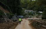 Une personne marche au milieu des dégâts de l'ouragan Hélène à Black Mountain, en Caroline du Nord, le 3 octobre 2024