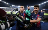 Kylian Mbappe (à gauche) et Lucas Beraldo le 3 janvier 2024 après la victoire du Paris SG face à Toulouse dans le Trophée des Champions. Ce soir-là, l'attaquant avait évoqué devant la presse un accord passé l'été précédent avec le président Nasser al-Khelaifi. "On a réussi à protéger l'ensemble des parties, à préserver la sérénité du club pour les défis à venir", avait-il dit