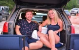 Certains parviennent quand même à se voir: premier rendez-vous amoureux pour Carol Carlin et Ethan Campbell au cinéma drive-in à Ocala, en Floride, le 25 avril 2020, resté ouvert tout en appliquant des mesures sanitaires
