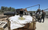 Un ouvrier palestinien verse du carburant produit par du plastique dans la bande de Gaza, le 23 août 2022