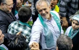Massoud Pezeshkian, candidat réformateur à la présidentielle iranienne, salue ses partisans lors d'un meeting de campagne au stade Afrasiabi à Téhéran, le 23 juin 2024