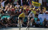 Le maillot jaune Jonas Vingegaard et son dauphin Tadej Pogacar arrivent ensemble à Saint-Gervais, à l'issue de la 15e étape, le 16 juillet 2023
