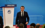 Le président français Emmanuel Macron quitte la tribune après un discours lors de l'inauguration de la Foire internationale aux importations de Shanghai, le 5 novembre 2019