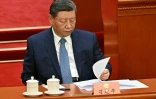 Le président chinois Xi Jinping consulte des documents lors de la Conférence consultative politique du peuple chinois (CCPPC) au Grand Hall du Peuple à Pékin le 4 mars 2025