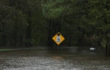 Les pluies diluviennes qui se sont abattues depuis le passage de l'ouragan Florence sur Grifton, en Caroline du Nord (sud-est des Etats-Unis) ont inondé plusieurs routes autour du village, le 16 septembre 2018
