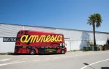 Un bus garé devant l'entrée de la discothèque Amnesia fermée en raison de l'épidémie de coronavirus, le 30 juillet 2020 à Ibiza