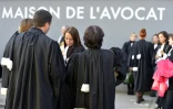 Des robes noires rassemblées pour une manifestation devant la Maison de l'avocat à Nantes, le 21 novembre 2014