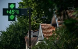 La croix lumineuse d'une pharmacie affiche 45°C à Toulouse, le 11 août 2025