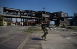 Un soldat russe en patrouille au port de Marioupol (Ukraine), le 29 avril 2022
