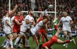 L'ailier de l'Ulster Ben Moxham est fauché dans les airs par son homologue argentin de Toulouse, Juan Cruz Mallia, qui sera exclu sur cette action, lors du 8e de finale aller de la Coupe d'Europe, le 9 avril 2022 au Stadium