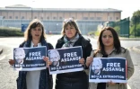 Les parlementaires allemandes de Die Linke Heike Hansel (C) et Sevim Dagdelen (D) avec la députée européenne espagnole Ana Miranda Paz (G) réclament la libération de Julian Assange devant la prison de Belmarsh à Londres, le 15 avril 2019