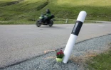 Des fleurs ont été déposées le 16 juin 2023 près du lieu de l'accident fatal dont a été victime la veille le cycliste suisse Gino Mäder près de La Punt, lors de la 5e étape du Tour de Suisse