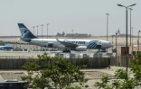 Un avion de la compagnie EgyptAir sur le tarmac de l'aéroport du Caire, le 19 mai 2016