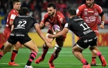 Le flanker toulonnais Charles Ollivon tente de passer entre le trois quarts centre et l'ailier des Bristol Bears, Piers O'Conor (g) et Alavati Leiua, lors de la finale de la Challenge Cup, le 16 octobre 2020 Ă Aix-en-Provence