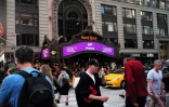 Un message "Rest In Peace" affiché au Hard Rock Café de New York, après l'annonce de la mort du chanteur, le 21 avril 2016