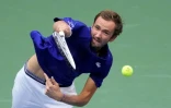 Le Russe Daniil Medvedev sert face au Serbe Novak Djokovic, lors de leur finale de l'US Open, le 12 septembre 2021 à New York