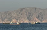 Des navires à l'ancre dans le détroit d'Ormuz, au large de la ville portuaire de Khasab, en Oman, le 17 mai 2026