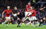L'attaquant anglais du Bayern Munich Harry Kane frappe la balle lors de la rencontre de Ligue des Champions face à Manchester United, le 12 décembre 2023 à Manchester