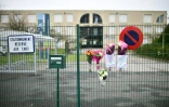Des fleurs déposées sur la grille du collège Jean de La Fontaine à Crépy-en-Valois (Oise), où travaillait l'enseignant mort du Covid-19 le 26 février à Paris