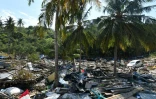 Les débris à Loli Pesuah, à Donggala, le 2 octobre 2018, quatre jours après le séisme et le tsunami qui a frappé l'Indonésie  