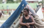 Une femme réfugiée du séisme d'Haïti devant un abri de fortune, près de la ville des Cayes, le 17 août 2021