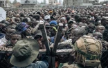 Des combattants du M23 régulent l'afflux aux portes du "stade de l'unité" à Goma, le 6 février 2025 en RDC