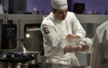 L'Autralien Daniel Arnold à l'ouevre lors de la compétition pour le Bocuse d'or à Chassieu, en France, le 25 janvier 2017