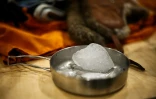 Un échantillon de glace de l'Antarctique au sein du laboratoire à bord du RRS Sir David Attenborough, amarré au port international de Harwich, dans l'est de l'Angleterre, le 6 octobre 2025, avant le départ du navire pour entreprendre des recherches dans l'Antarctique.