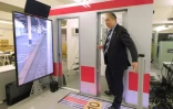 Minoru Mukaiya, passionné de trains, a un simulateur de train à son travail, le 1er mars 2018 à Tokyo