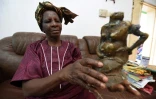 Princesse Elizabeth Olowu, première femme fondeur de bronze au Nigéria, présente une de ses sculptures à Benin City, le 21 octobre 2016
