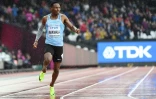 Le Botswanais Isaac Makwala à l'arrivée de son 200 m, couru seul, aux Mondiaux de Londres, le 9 août 2017
