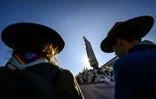 Deux scouts regardent l'image de Notre-Dame de Fatima transportée sur un camion avant les Journées mondiales de la jeunesse (JMJ), à Lisbonne, le 31 juillet 2023