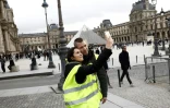 "Gilets jaunes" devant la pyramide du Louvre, à Paris, le 2 décembre 2018