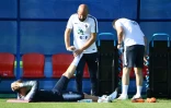 L'attaquant français Antoine Griezmann fait des étirements avec le staff médical des Bleus, le 18 juin 2018 à Istra