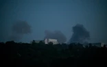 De la fumée s'élève de Kiev après des frappes russe le 17 juin 2025