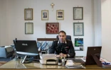 Le chef des carabiniers de la province de Vibo, le colonel Bruno Capece, dans son bureau Ă Vibo Valentia le 18 novembre 2021