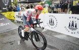 Le Slovène Tadej Pogacar accélère sur la piste mouillée du contre-la-montre du Tour de France à Copenhague, le 1er juillet 2022 