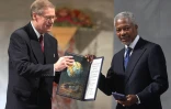 Le secrétaire général de l'ONU Kofi Annan reçoit des mains du président du comité Nobel Gunnar Berge (à gauche) le prix Nobel de la Paix, le 10 décembre 2001 à Oslo