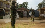 La police anti-émeute kényane dans le quartier de Kondele à Kisumu, le 9 août 2017