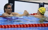 Le Français Camille Lacourt (g) serre la main de l'Australien Mitchell Larkin, à l'arrivée de la demi-finale du 100 m dos aux JO de Rio, le 7 août 2016